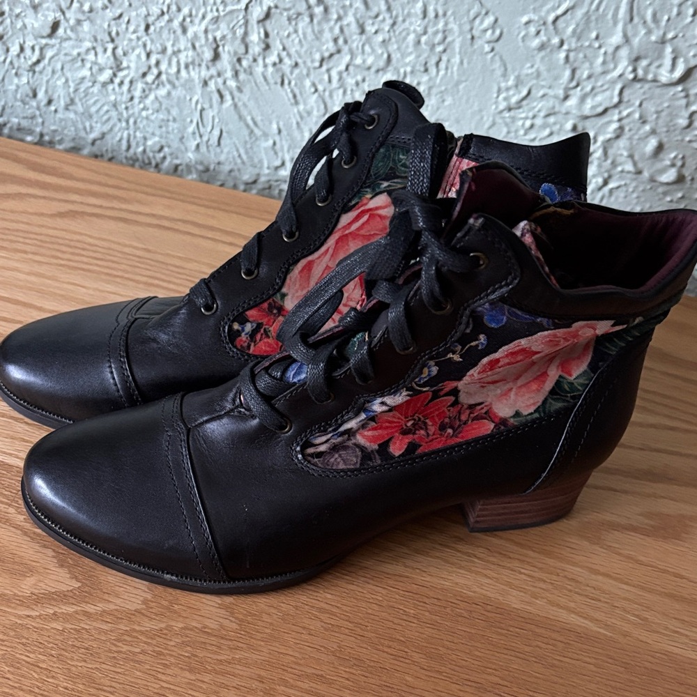 Elegant Black Floral Lace-Up Boots by L’Artiste size 39